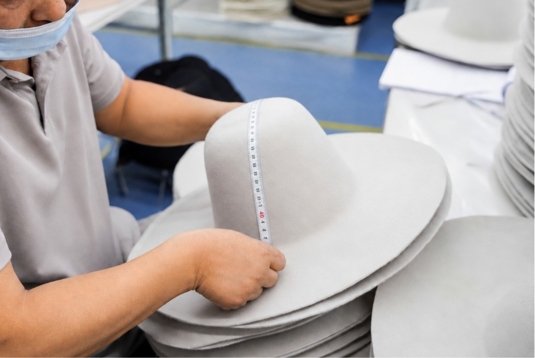 Inspección de cuerpos de sombrero de lana antes del embarque