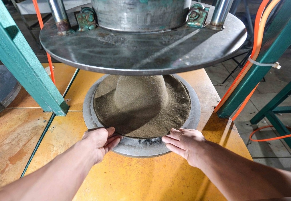 Proceso de formado para cuerpos de sombrero de lana