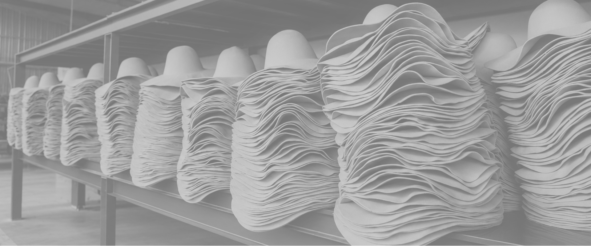 Manejo de fibra de lana y sistema de producción repetible de cuerpos de sombrero