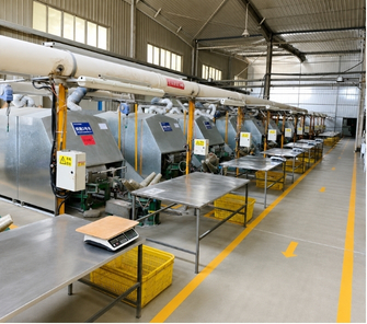 Línea de producción industrial dentro de la fábrica